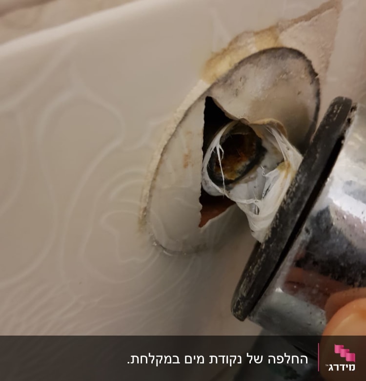 צינור מים מחובר לקיר עם חור ותיקון